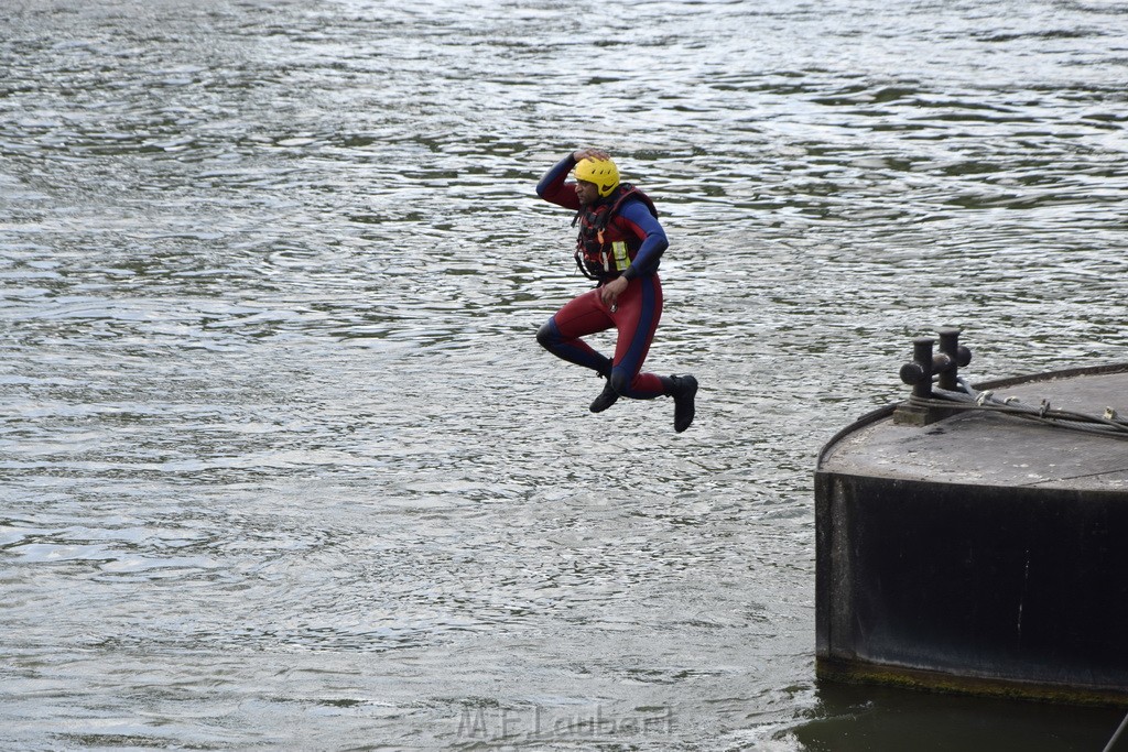 Uebung BF Taucher und Presse Koeln Zoobruecke Rhein P346.JPG - Miklos Laubert